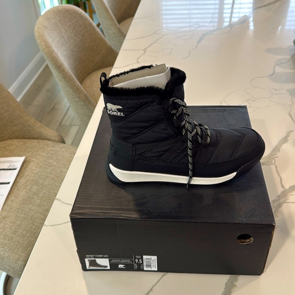 Black Whitney II 
SHORT LACE BOOT